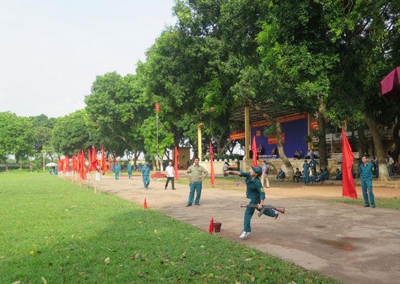 Tiểu đội tự vệ Cơ quan Đảng ủy Khối Doanh nghiệp Trung ương tham gia nội dung ném lựu đạn xa đúng hướng