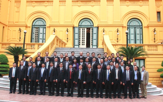 Đoàn chụp ảnh lưu niệm tại Phủ Chủ tịch.
