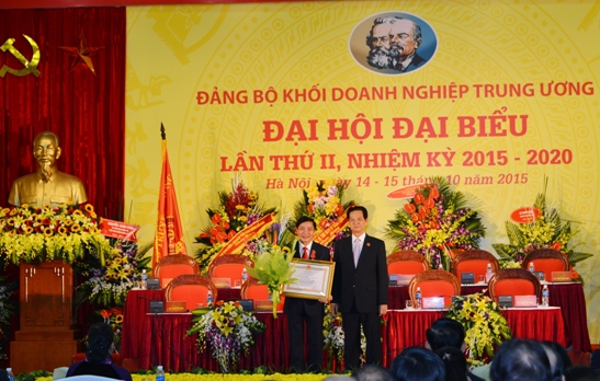 Thủ tướng Nguyễn Tấn Dũng trao Huân chương Lao động hạng Nhì cho đồng chí Bùi Văn Cường - Bí thư Đảng ủy Khối DNTW