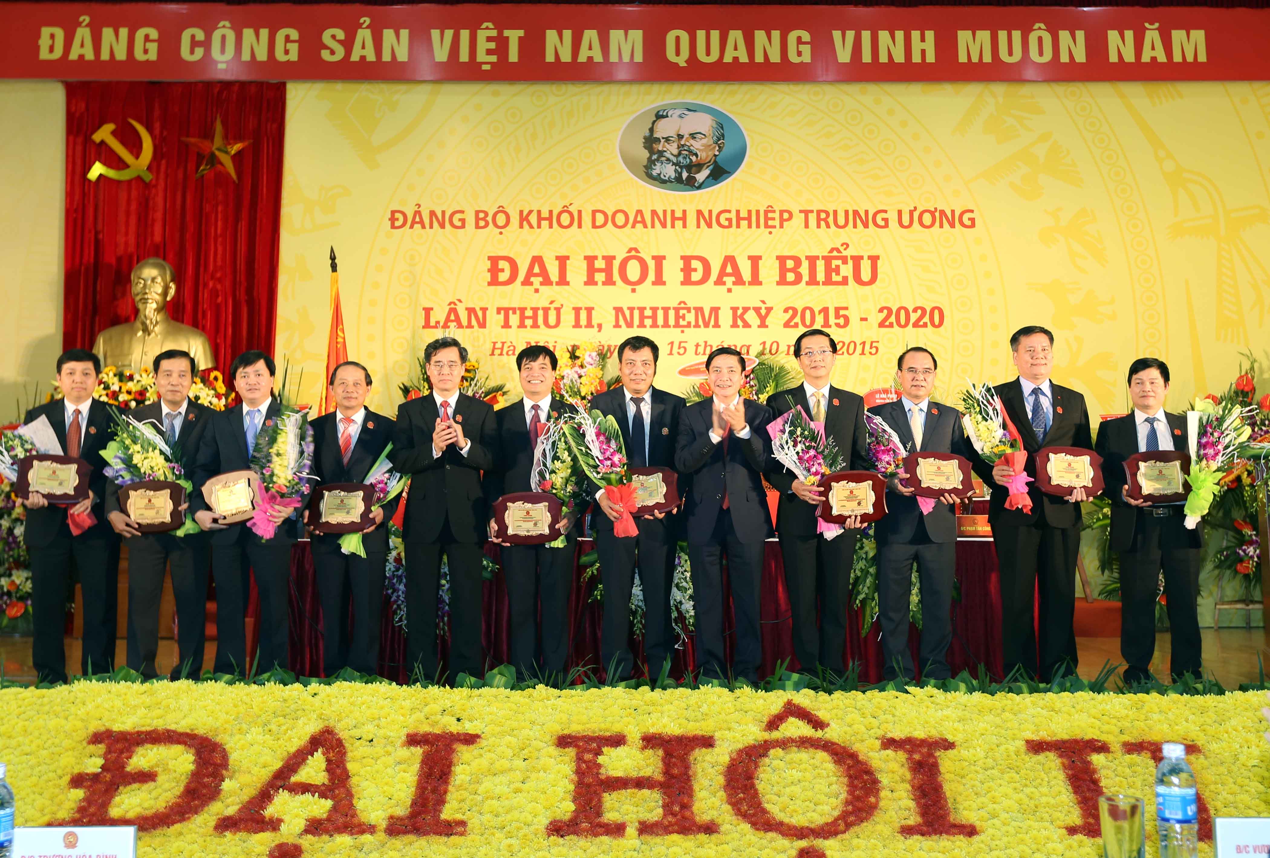 Các đồng chí Thường trực Đảng ủy Khối trao Bảng vinh danh cho đại diện các đơn vị có công trình chào mừng Đại hội.