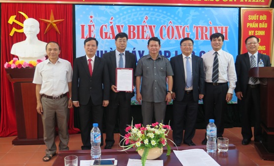 Đại diện lãnh đạo Đảng ủy Khối DNTW và Tỉnh Lào Cai trao Quyết định công nhận và vinh danh các công trình chào mừng Đại hội Đảng toàn quốc lần thứ XII