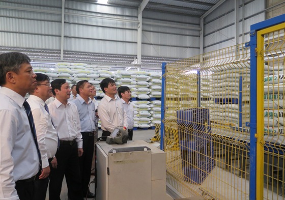 Các đại biểu thăm xưởng sản xuất DAP