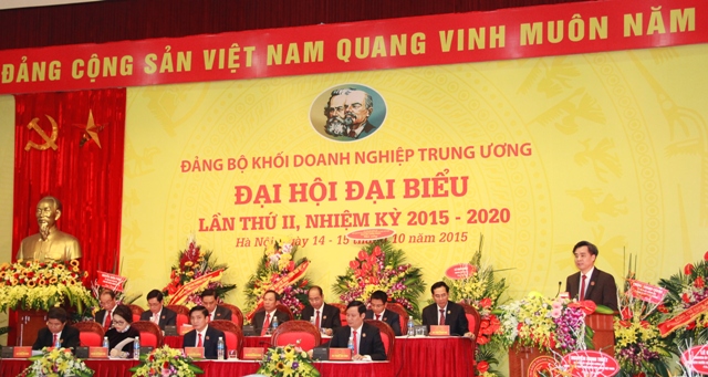 Đồng chí Nguyễn Quang Dương, Phó Bí thư Thường trực Đảng ủy Khối trình bày dự thảo Báo cáo chính trị của Ban Chấp hành Đảng bộ Khối nhiệm kỳ 2015 - 2020.