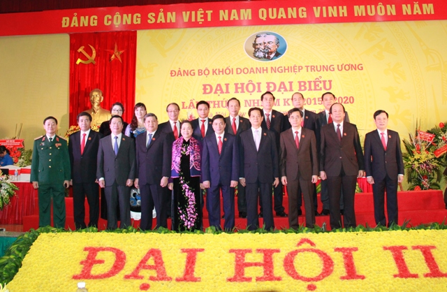 Thủ tướng Chính phủ Nguyễn Tấn Dũng cùng các đồng chí lãnh đạo Đảng, Nhà nước chụp ảnh lưu niệm với Đoàn Chủ tịch, Đoàn Thư ký Đại hội.