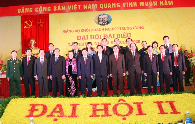 Thủ tướng Chính phủ Nguyễn Tấn Dũng cùng các đồng chí lãnh đạo Đảng, Nhà nước chụp ảnh lưu niệm với Đoàn đại biểu Đảng bộ Cơ quan Đảng ủy Khối.