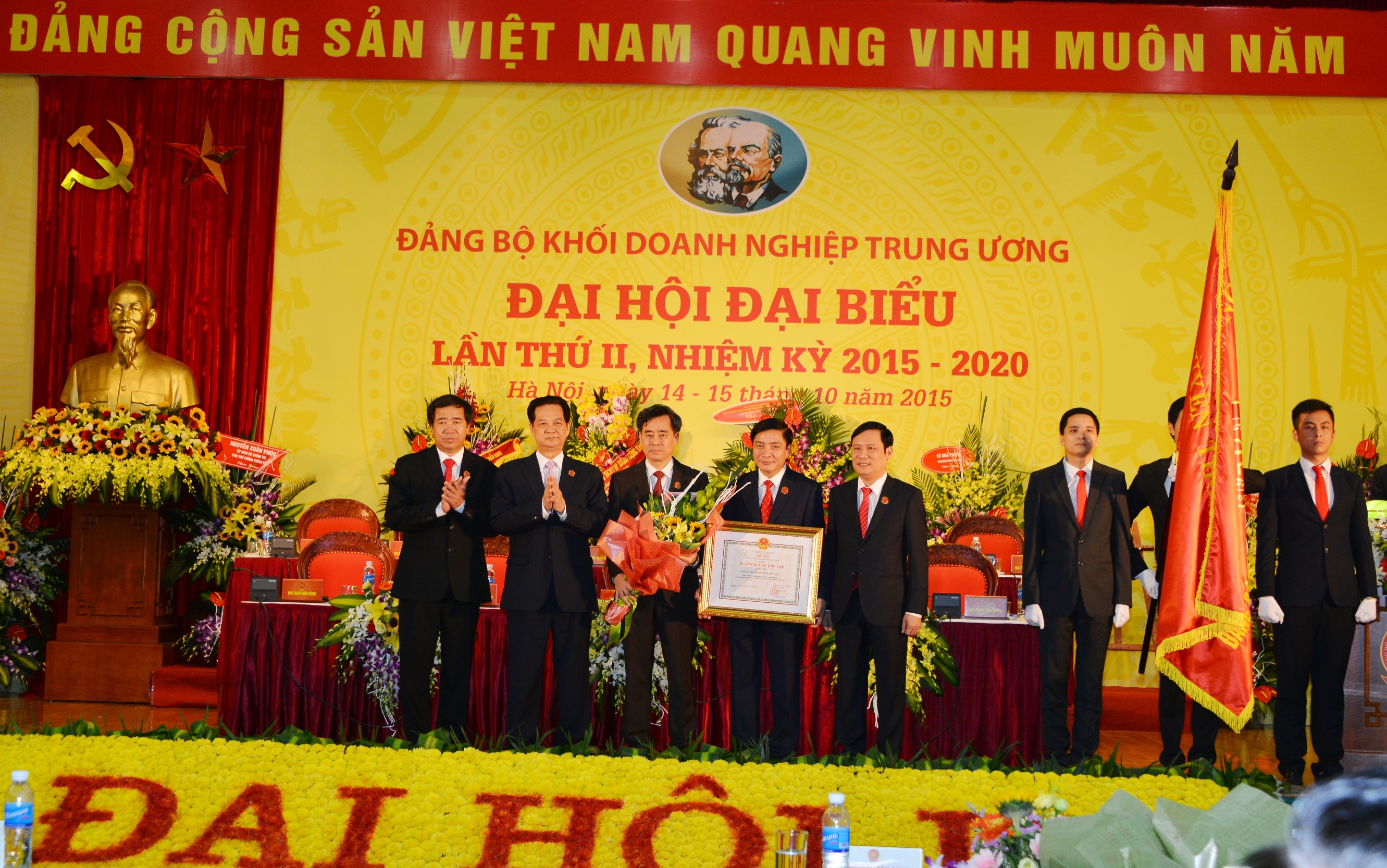 Thừa ủy quyền của Chủ tịch nước, Thủ tướng Chính phủ Nguyễn Tấn Dũng trao tặng Huân chương Độc lập hạng Nhất cho Đảng bộ Khối DNTW