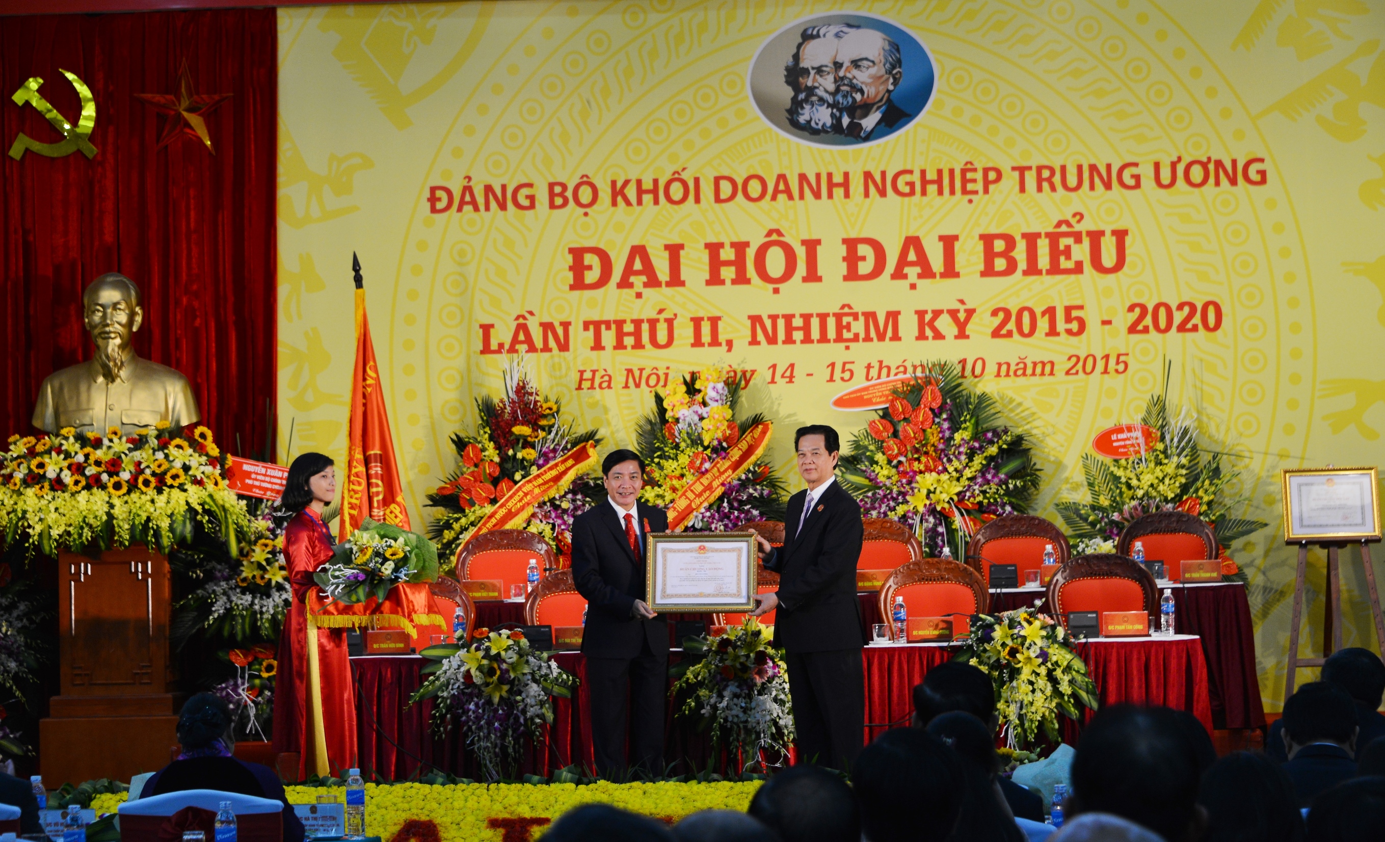 Thủ tướng Chính phủ trao Huân chương Lao động hạng Nhì cho Bí thư Đảng ủy Khối Doanh nghiệp Trung ương Bùi Văn Cường.