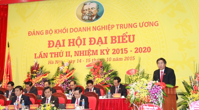 Đồng chí Trần Hữu Bình - Phó Bí thư Đảng ủy Khối trình bày báo cáo tổng hợp ý kiến tham gia vào dự thảo các văn kiện của Trung ương trình Đại hội XII của Đảng.