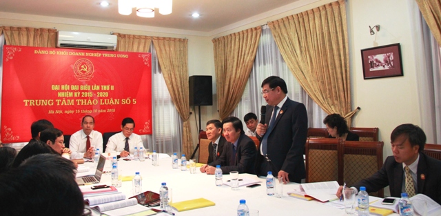 Đại biểu thảo luận tại các tổ.