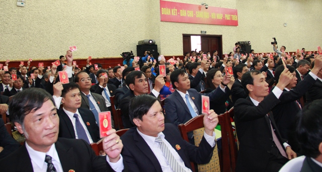 Biểu quyết thông qua Nghị quyết Đại hội.