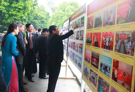 Đại biểu tham quan bảng ảnh chào mừng Đại hội.