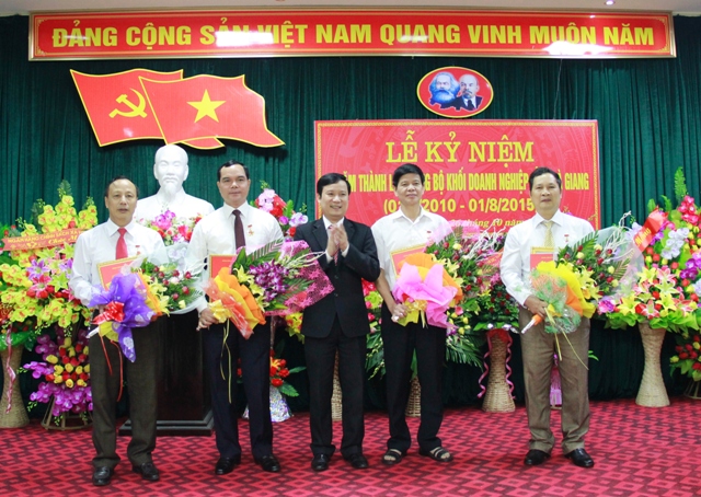 Đồng chí Phạm Tấn Công, Phó Bí thư Đảng ủy Khối DNTW trao tặng Kỷ niệm chương Vì sự nghiệp xây dựng Đảng trong doanh nghiệp Việt Nam cho các đồng chí lãnh đạo tỉnh và Đảng ủy Khối DN tỉnh Hà Giang.