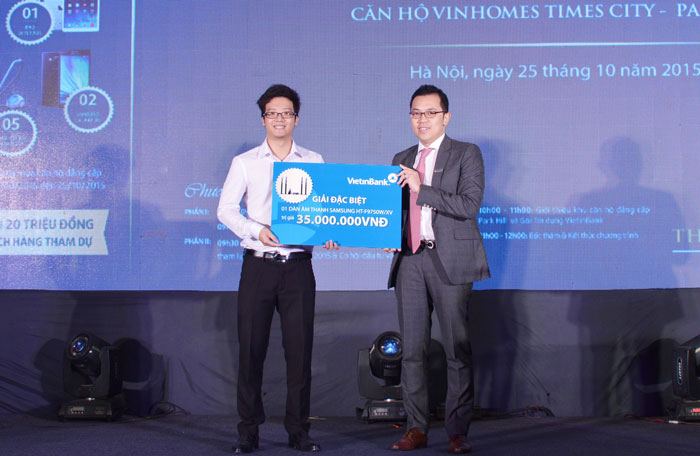 Trao thưởng cho đại diện khách hàng mua căn hộ Dự án Vinhomes Times City Park Hill và đăng ký vay vốn của VietinBank 
