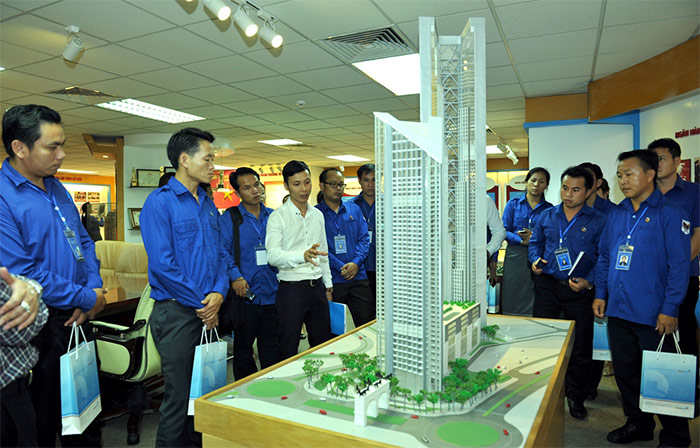 Đoàn Thanh niên NDCM Lào tham quan Phòng Truyền thống VietinBank