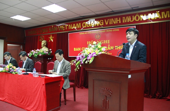 Đồng chí Bùi Văn Cường - Ủy viên dự khuyết Trung ương Đảng, Bí thư Đảng ủy Khối Doanh nghiệp Trung ương phát biểu tại Hội nghị