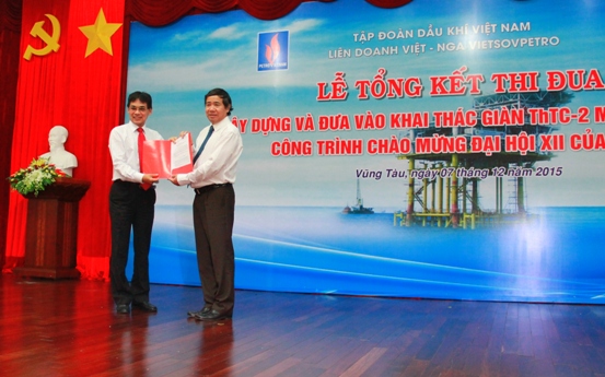 Đồng chí Trần Hữu Bình – Phó Bí thư Đảng ủy Khối DNTW đã trao Quyết định công nhận công trình Giàn ThTC-2 mỏ Thỏ Trắng chào mừng Đại hội XII của Đảng cho lãnh đạo Vietsovpetro