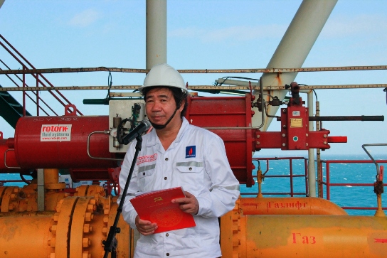 Đồng chí Trần Hữu Bình - Phó Bí thư Đảng ủy Khối DNTW phát biểu tại Lễ gắn biển công trình Giàn ThTC-2 mỏ Thỏ Trắng