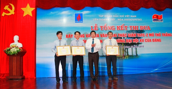 Phó Bí thư Đảng ủy Khối DNTW trao tặng Bằng khen của Bộ Công thương cho tập thể và cá nhân của VSP