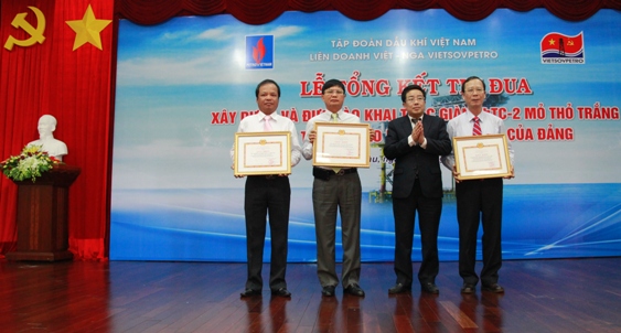 Đồng chí Phạm Xuân Cảnh - Phó Bí thư Thường trực Đảng ủy, Thành viên HĐTV Tập đoàn trao Giấy khen của Đảng ủy Tập đoàn cho các tập thể xuất sắc