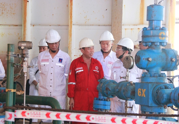 Đoàn công tác của Đảng ủy Khối DNTW thăm và động viên cán bộ, công nhân viên Vietsovpetro trên giàn ThTC-2 mỏ Thỏ Trắng 