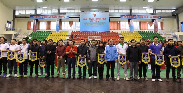 Ban Tổ chức Ngày hội trao cờ lưu niệm cho các Đoàn tham dự Ngày hội.