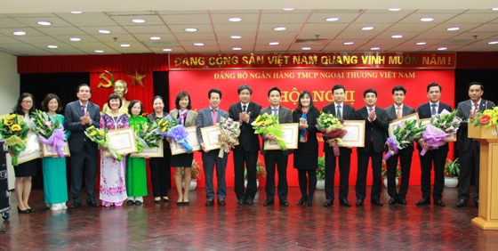 Tặng Bằng khen của Đảng ủy Khối DNTW cho các đảng viên hoàn thành xuất sắc nhiệm vụ 5 năm (2011 - 2015)