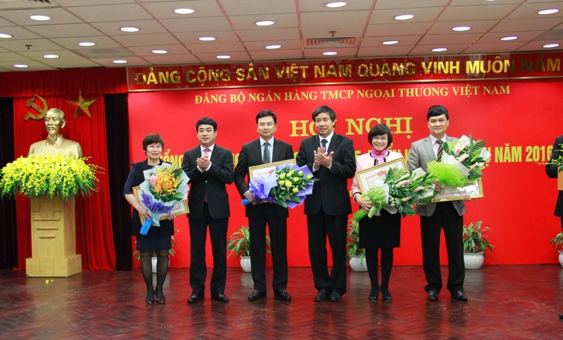 Đồng chí Trần Hữu Bình - Phó Bí thư Đảng ủy Khối Doanh nghiệp Trung ương tặng trao thưởng cho các tập thể, cá nhân đạt giải tại Cuộc vận động “Hiến kế đổi mới cơ chế chính sách tạo động lực phát triển NHNT và kinh tế đất nước”