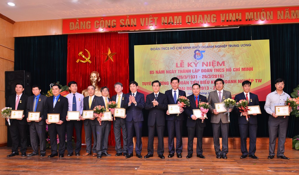 Trao tặng Kỷ niệm chương Vì thế hệ trẻ.