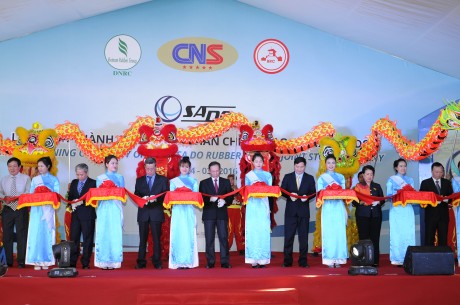 Lãnh đạo VRG, lãnh đạo địa phương và quan khách cắt băng khánh thành nhà máy