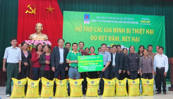 PVFCCo hỗ trợ các gia đình bị thiệt hại do rét đậm, rét hại tại miền Bắc