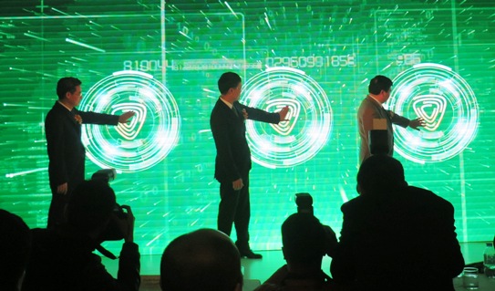 Các đại biểu bấm nút khai trương Vietcombank Digital Lab