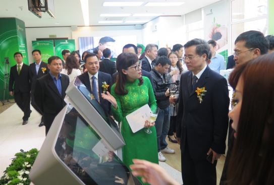 Phó Bí thư Thường trực Đảng ủy Khối DNTW Nguyễn Quang Dương và Tổng giám đốc Vietcombank Phạm Quang Dũng cùng các đại biểu tham quan và trải nghiệm dịch vụ Vietcombank Digital Lab