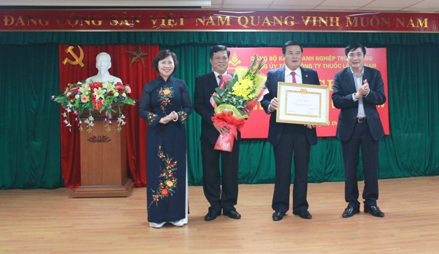 Khen thưởng các tập thể, cá nhân đạt thành tích xuất sắc.