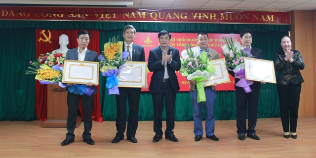 Đảng ủy Khối DNTW khen thưởng các tập thể, cá nhân đạt thành tích xuất sắc.