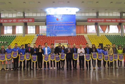 Trao cờ lưu niệm cho các đơn vị tham gia Ngày hội.