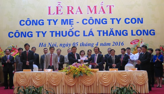 Đồng chí Vũ Văn Cường - Chủ tịch Hội đồng thành viên Tổng công ty Thuốc lá Việt Nam và Giám đốc công ty Thuốc là Thăng Long Vũ Văn Thưởng ký kết biên bản bàn giao