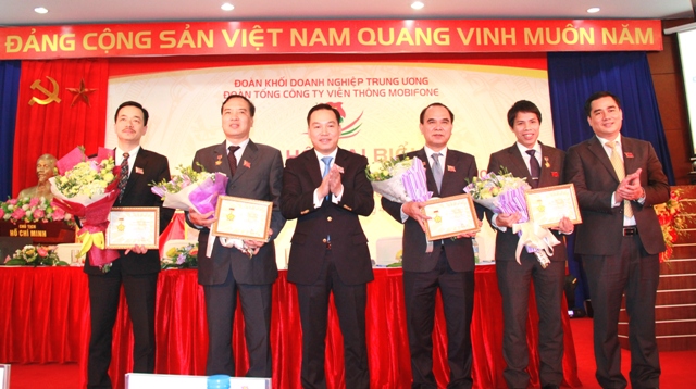 Các đồng chí lãnh đạo Tổng công ty MobiFone nhận Kỷ niệm chương Vì thế hệ trẻ.