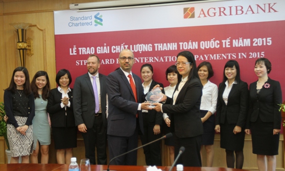 Standard Chartered trao giải chất lượng thanh toán quốc tế cho Agribank