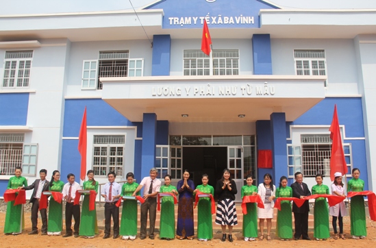 Đại diện các bên cắt băng khánh thành Trạm y tế xã Ba Vinh