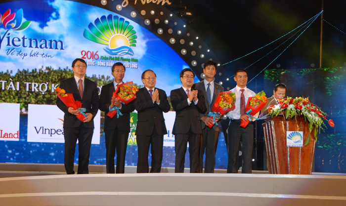 Ông Nguyễn Văn Du - Phó Tổng Giám đốc VietinBank (ngoài cùng bên trái) nhận hoa cảm ơn của Ban Tổ chức