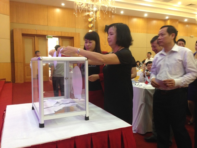 Các đại biểu bầu đồng chí Bùi Văn Cường - Ủy viên BCH TƯ Đảng, Bí thư Đảng đoàn Tổng LĐLĐVN vào BCH Tổng LĐLĐVN khóa XI