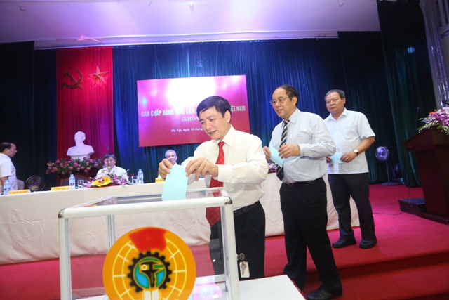 Đồng chí Bùi Văn Cường - Ủy viên BCH TƯ Đảng, Bí thư Đảng đoàn Tổng LĐLĐVN, Ủy viên BCH Tổng LĐLĐVN bỏ phiếu