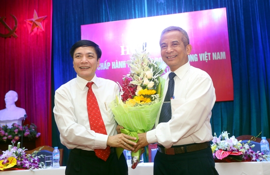 Nguyên Chủ tịch Tổng LĐLĐVN Đặng Ngọc Tùng tặng hoa chúc mừng tân Chủ tịch Tổng LĐLĐVN Bùi Văn Cường tại Hội nghị