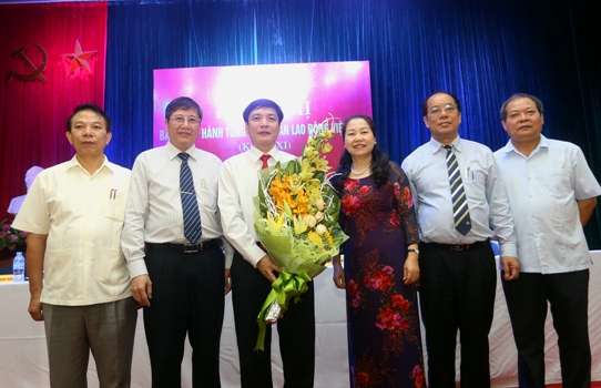 Tân Chủ tịch Tổng LĐLĐVN Bùi Văn Cường (thứ 3 từ trái sang) và các đồng chí thường trực Đoàn Chủ tịch TLĐ 