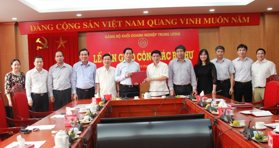 Lễ bàn giao công tác Bí thư giữa nguyên Bí thư Đảng ủy Khối DNTW Bùi Văn Cường và Bí thư Phạm Viết Thanh