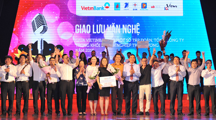 Các đại biểu chụp hình lưu niệm với các đơn vị đạt giải