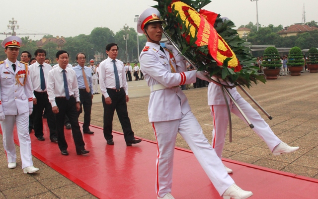 Đoàn đại biểu dự Hội nghị vào Lăng viếng Chủ tịch Hồ Chí Minh.