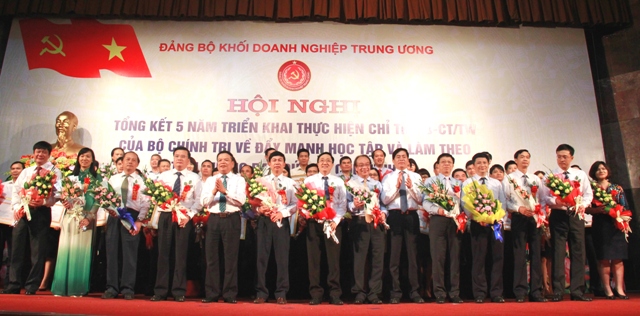 Các tập thể, cá nhân có thành tích tiêu biểu học tập và làm theo tấm gương đạo đức Hồ Chí Minh được tuyên dương, khen thưởng.