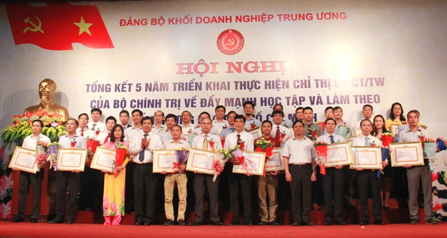 Các tập thể, cá nhân có thành tích tiêu biểu học tập và làm theo tấm gương đạo đức Hồ Chí Minh được tuyên dương, khen thưởng.