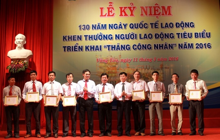 Đồng chí Trần Ngọc Dũng, Phó Chủ tịch CĐDKVN và đồng chí Từ Thành Nghĩa, TGĐ Vietsovpetro trao Bằng khen Lao động sáng tạo của Tổng LĐLĐ Việt Nam cho các cá nhân xuất sắc trong SK-SC